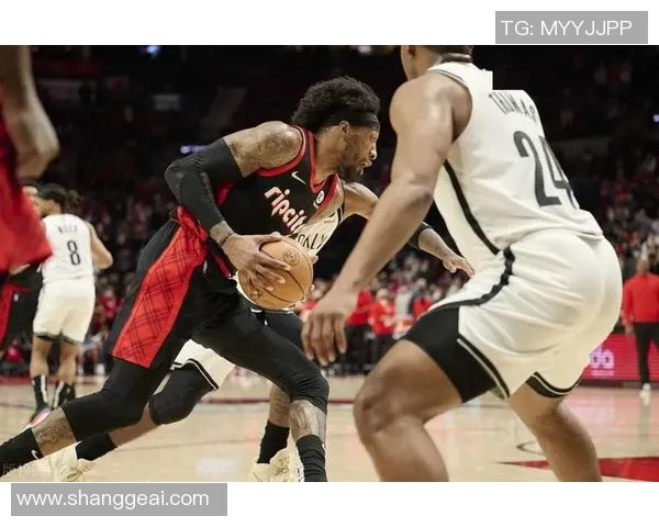 篮网与开拓者激战正酣比分悬念迭起引发球迷热议